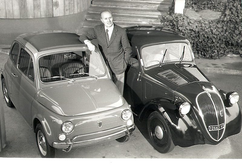 Dante Giacosa con un Fiat 500 y un Topolino